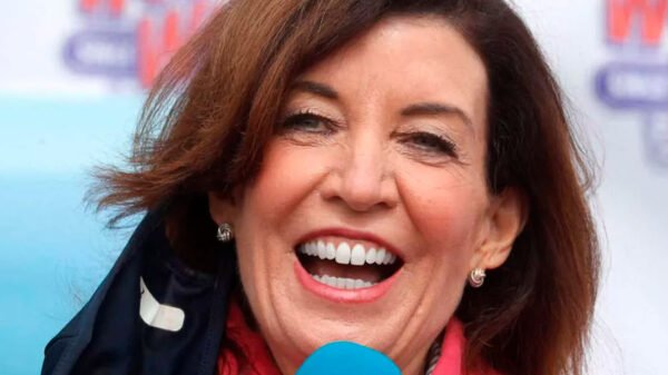 Após renúncia de Cuomo por denúncias de assédio, Kathy Hochul assume como primeira mulher a governar Nova York