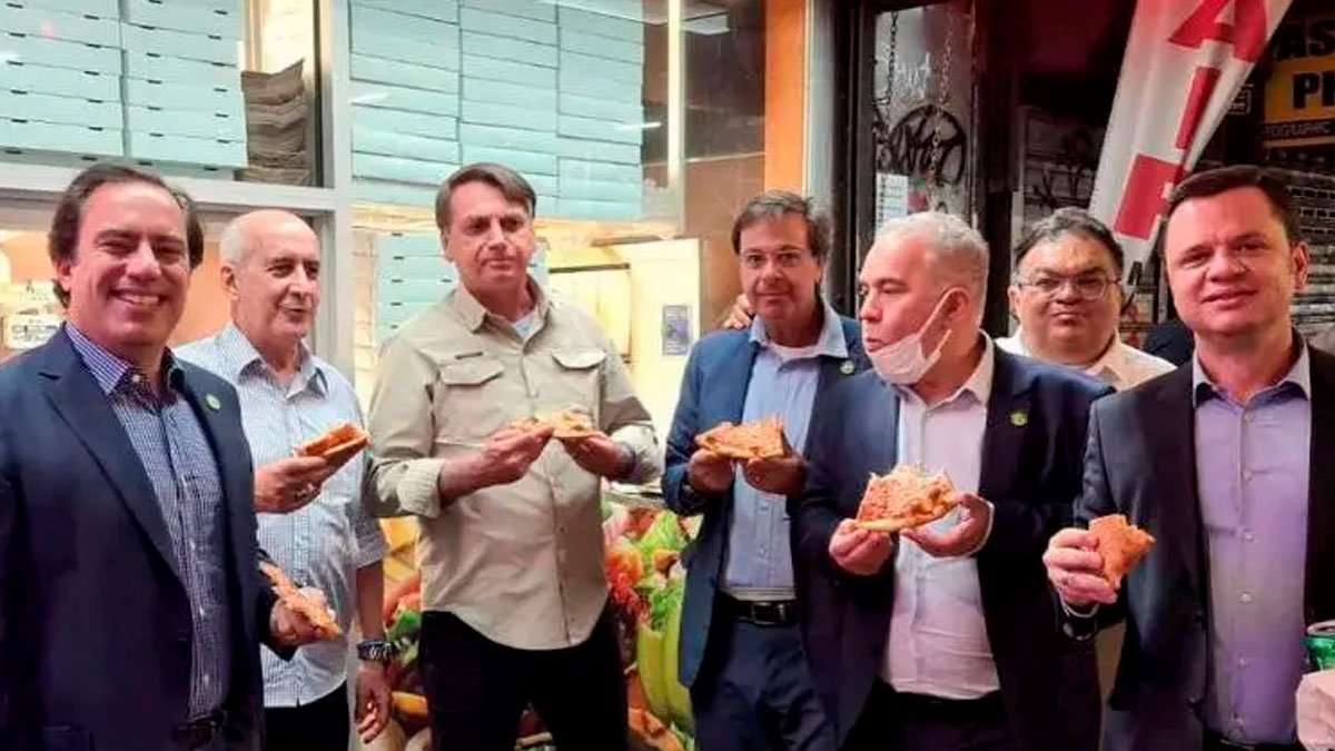 Bolsonaro come pizza na rua para driblar restrição contra não vacinados em Nova York